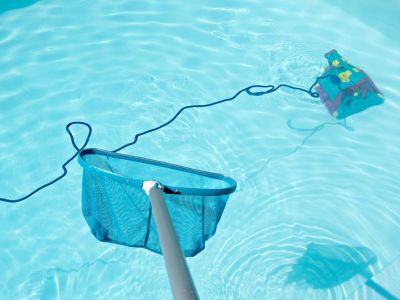 Nettoyage des parois et du fond d'une piscine