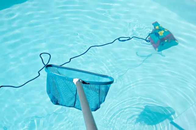 Nettoyage des parois et du fond d'une piscine