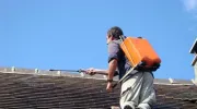 Nettoyer une toiture au jet basse pression