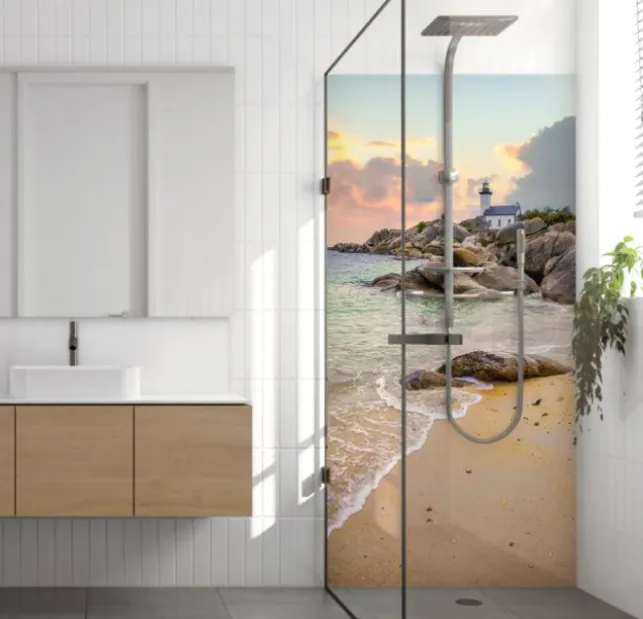 Panneau mural de douche étanche, inoxydable, avec visuel de phare breton au bord de l'océan