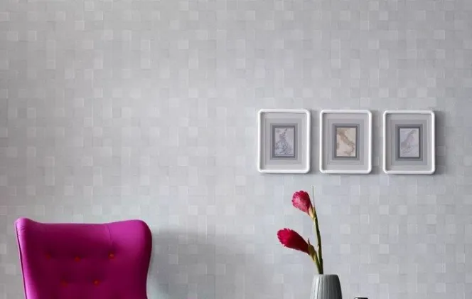 Ce papier peint aux motifs géométriques offre un magnifique effet trompe-l'œil, avec des carrés semblant sortir des murs. © Graham & Brown