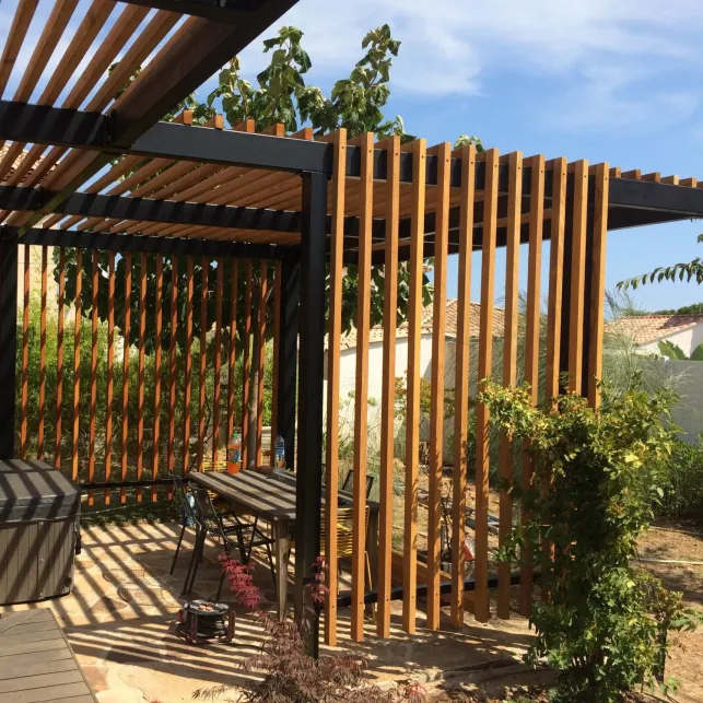 Une pergola design et artisanale en acier et bois