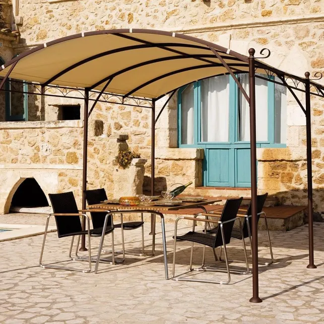 Une pergola en acier pour un look traditionnel