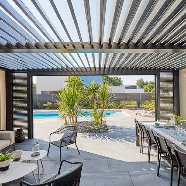 Une pergola bioclimatique très moderne Une pergola bioclimatique très moderne