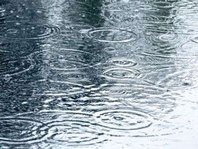 Peut-on couler du béton sous la pluie ?