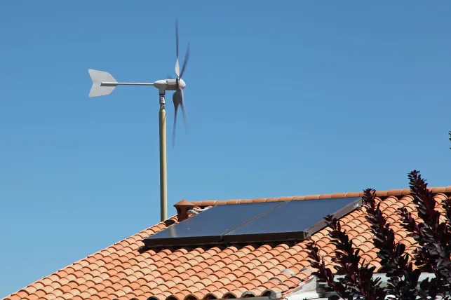 Vous pouvez coupler votre éolienne sur pignon avec des panneaux solaires pour maximiser le rendement extérieur