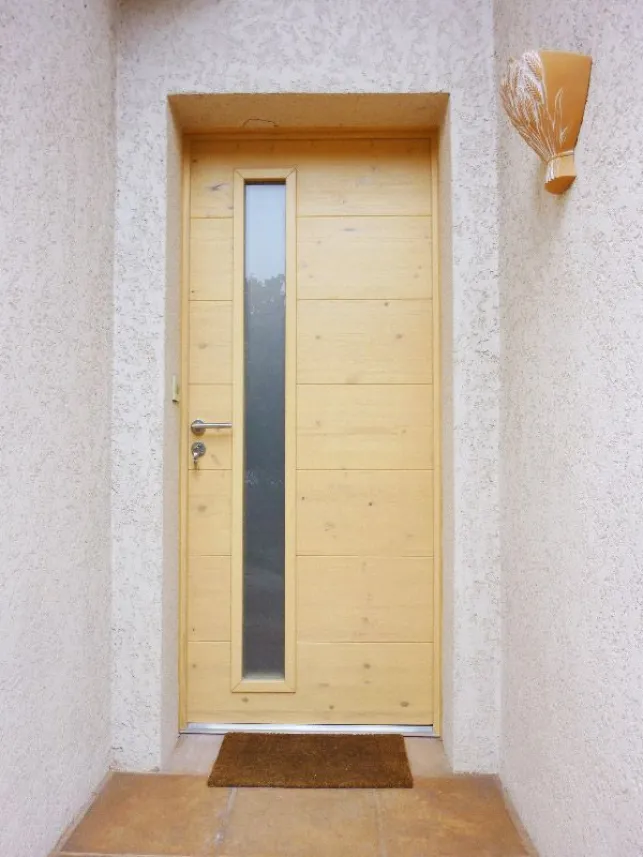 Les essences de pin ou sapin sont les types de portes en bois les plus répandues