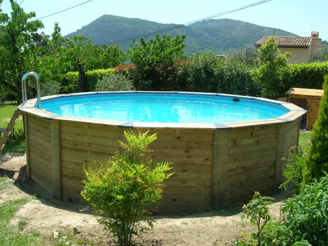 Piscine hors-sol en bois :  guide d’achat pour bien la choisir