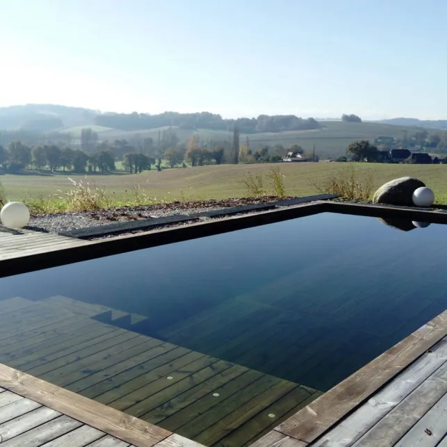 Le système de filtration écologique purifie l'eau de votre piscine. 