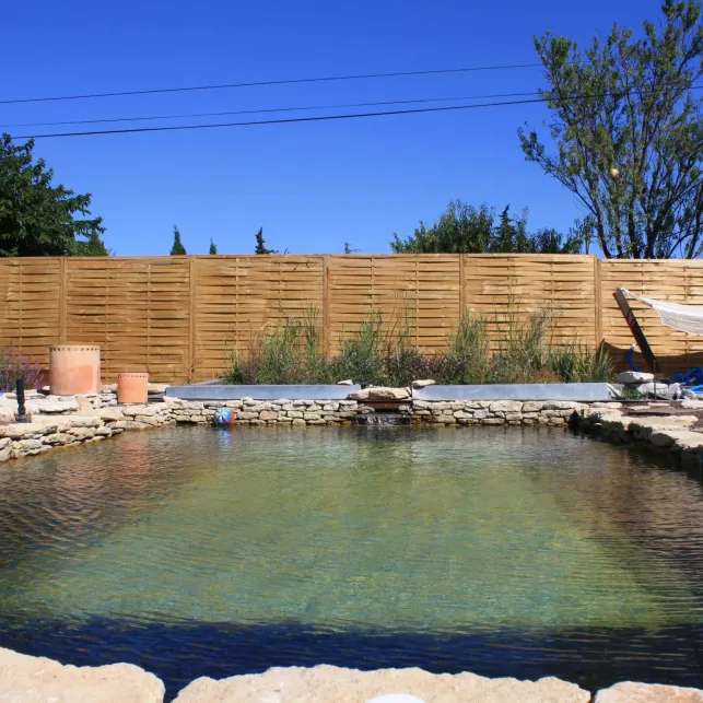Le bassin d'épuration peut être posé sur une piscine traditionnelle en rénovation.
