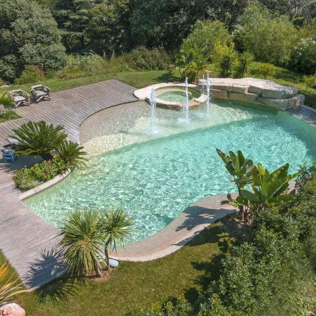 Aménagez une piscine tropicale grâce à la terrasse en bois