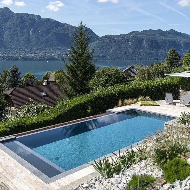 La piscine avec terrasse en bois est contemporaine et design