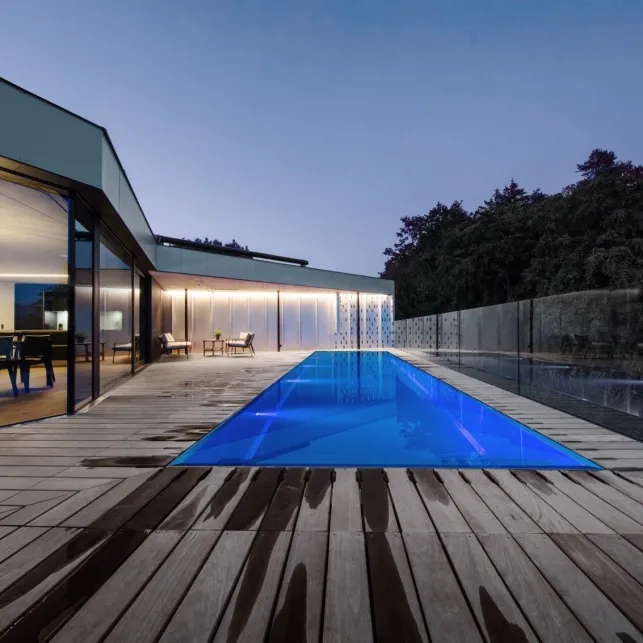 Associée à une piscine en inox, la terrasse en bois est plus moderne que jamais