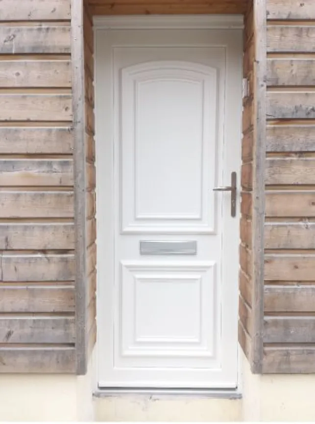 Les portes d'entrée pleines en PVC sont réputées pour leur robustesse