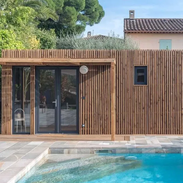 Un poolhouse végétal abritant un studio