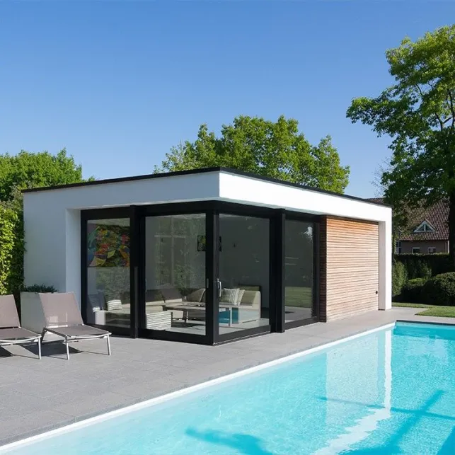 Un poolhouse moderne abritant le salon d'été