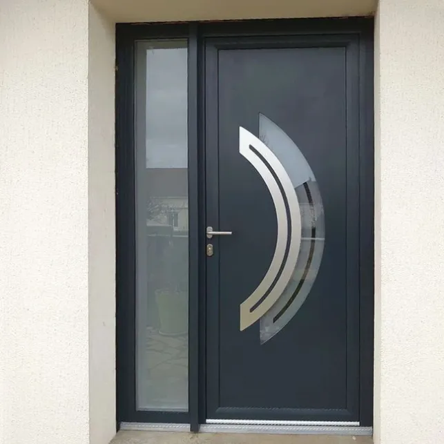 L'aluminium donne un design élégant à votre porte d'entrée