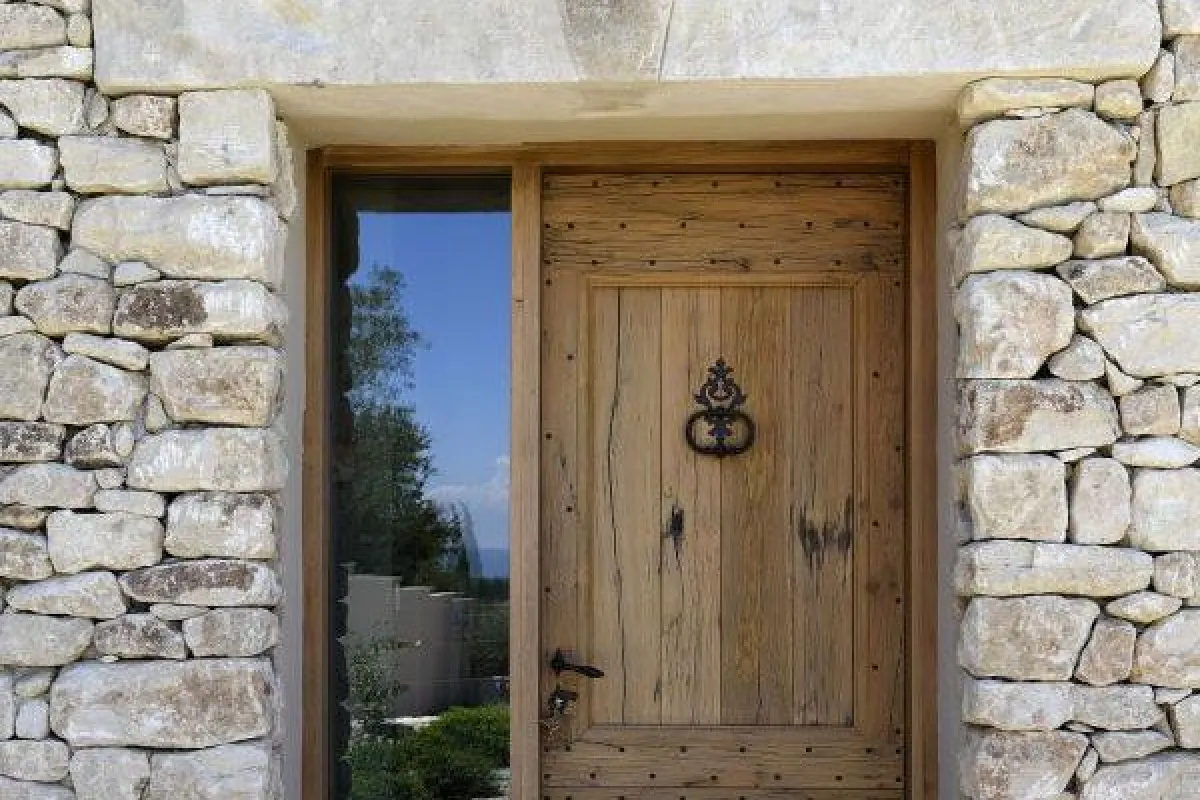 Protéger une porte d'entrée en bois de manière chic et durable