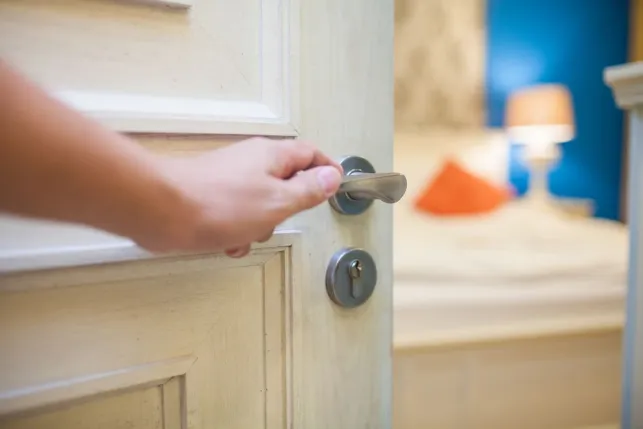 Porte qui grince : 5 astuces infaillibles !