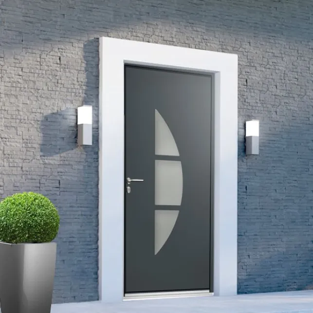 Une porte d'entrée semi-vitrée laisse entrer un peu de lumière tout en apportant une esthétique design