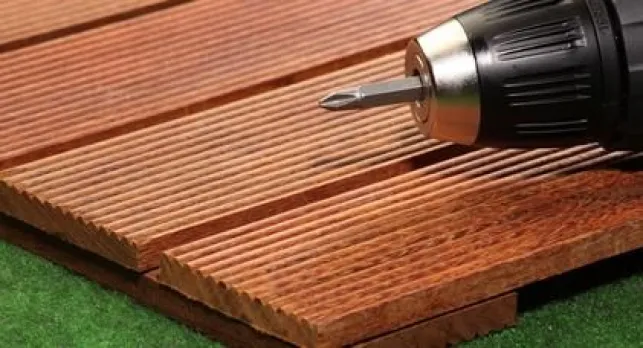 Pose des lames d'une terrasse en bois ipé