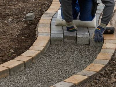 Poser des pavés d’extérieur, dans une cour ou une allée