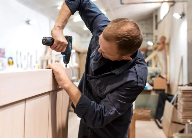 Pose d'une porte coulissante par un artisan professionnel qualifié.