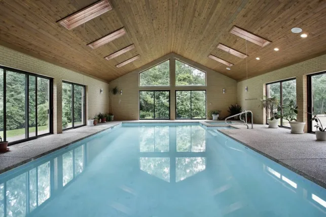 Il ne faut pas oublier tous les aménagements à faire pour accueillir une piscine intérieure