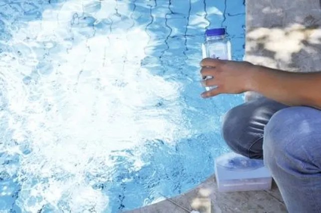 Quelles sont les alternatives au chlore pour traiter une piscine ?