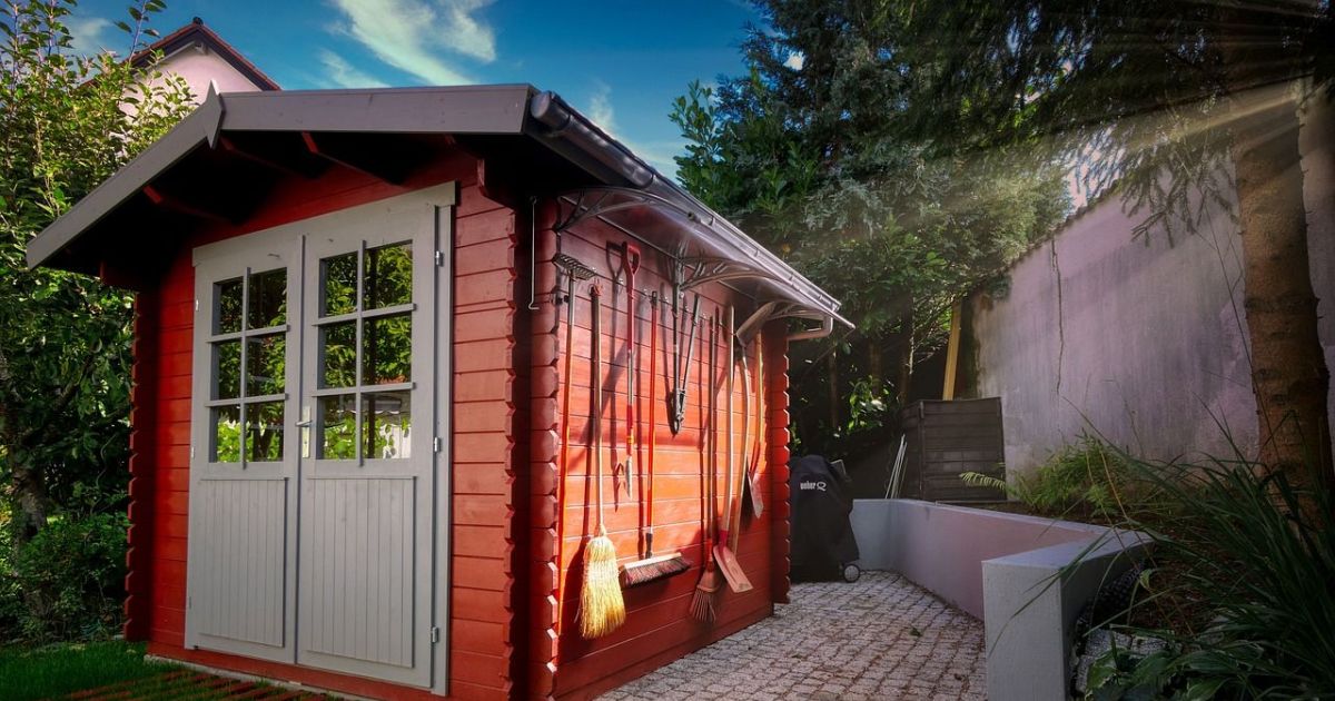 Abri de Jardin PVC - abris en résine, couleur bois, toit plat - France Abris