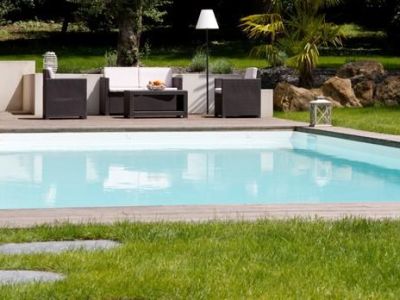 Quelles variétés de gazons semer autour d’une piscine ?