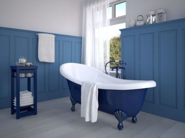Rénover une baignoire - Baignoire peinte en bleu roi