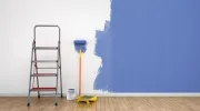Repeindre un mur dont la peinture s’est écaillée
