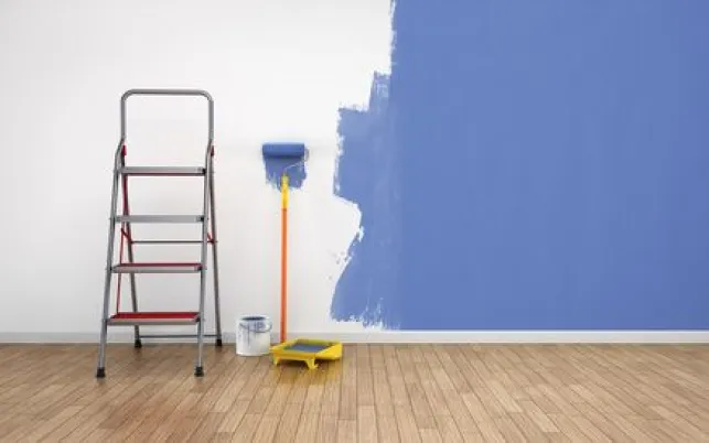 Repeindre un mur dont la peinture s’est écaillée