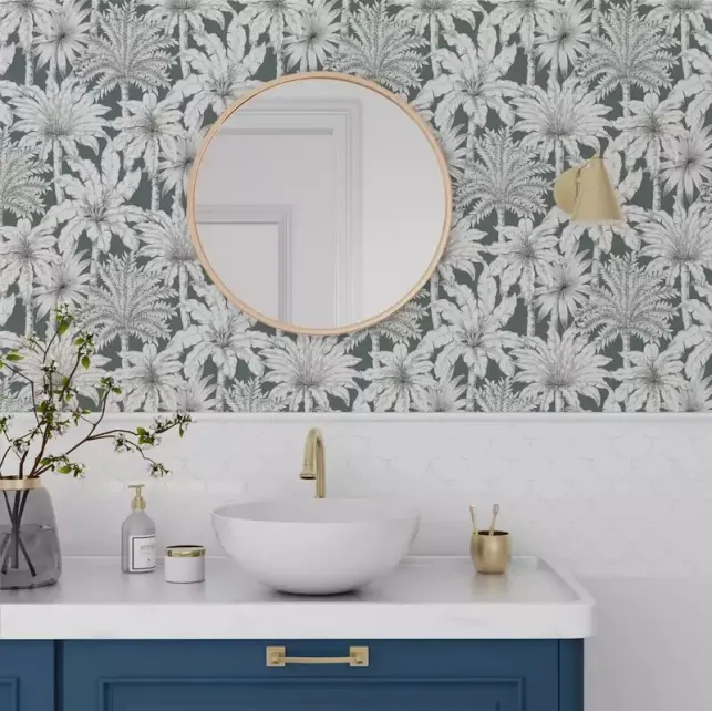 Une salle de bain originale grâce au papier peint à motifs