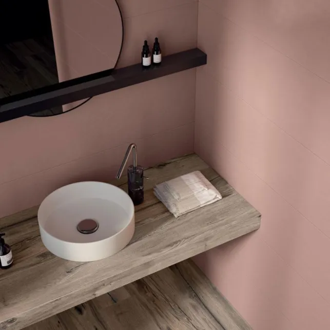 Une salle de bain en grès cérame coloré