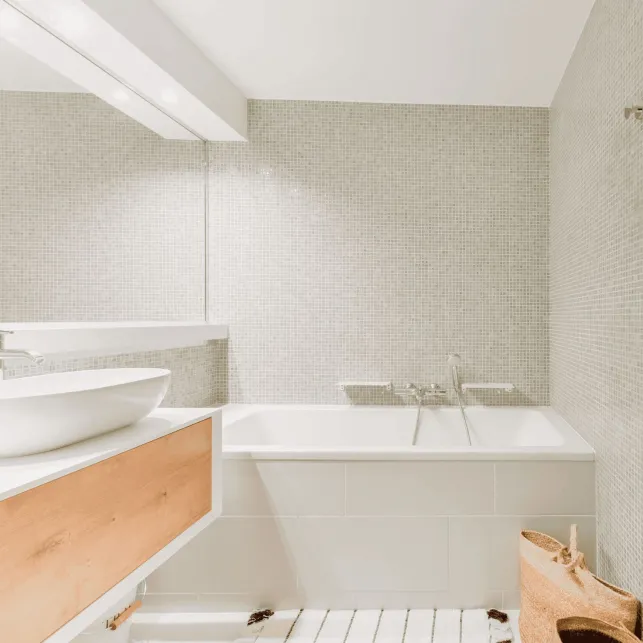 Une salle de bain habillée avec une mosaïque en émaux de Briare