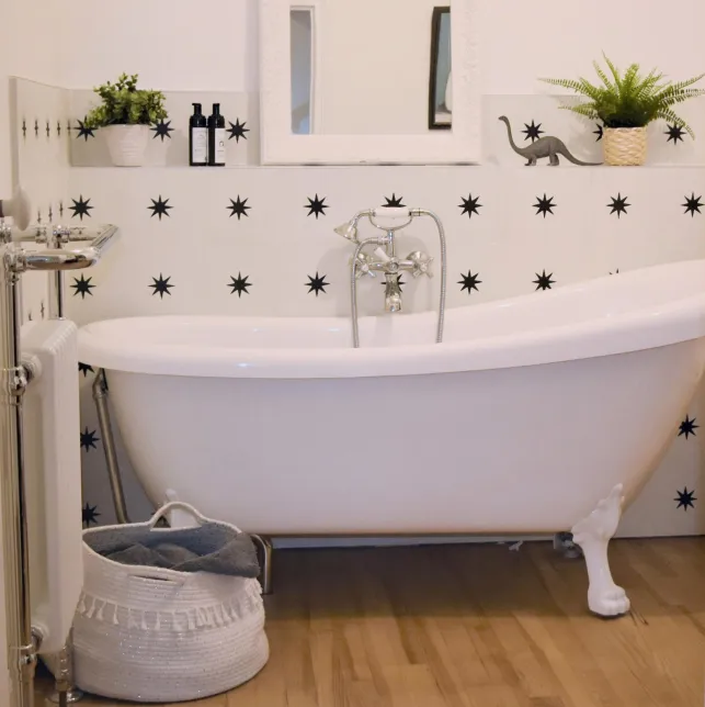 Une salle de bain tendance avec les carreaux de ciment
