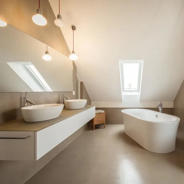 Une salle de bain en béton ciré