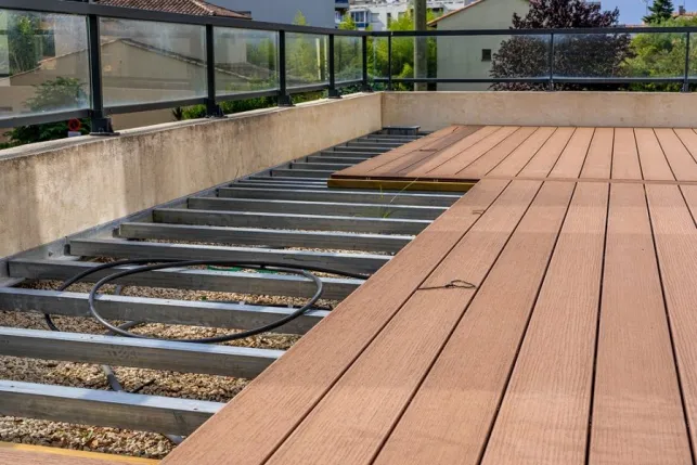 Le revêtement de la terrasse sur pilotis joue un rôle important sur son design.