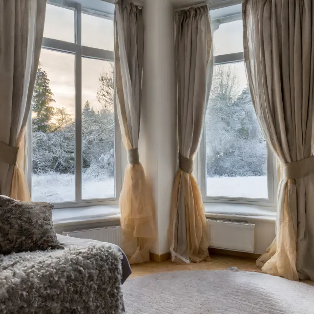 Les rideaux lourds et épais sont plus efficaces pour garder la chaleur de la pièce