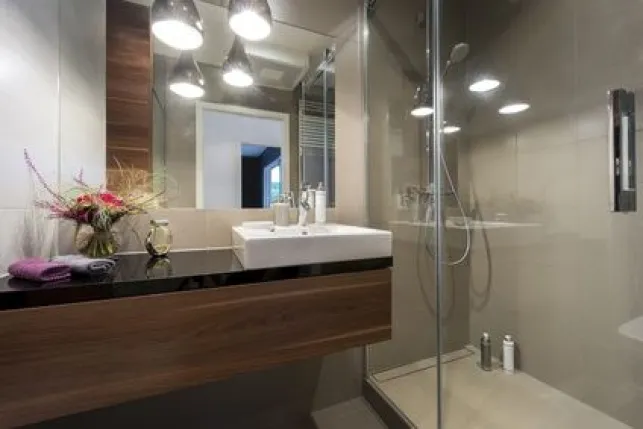 Salle de bain avec plan de toilette noir et bois