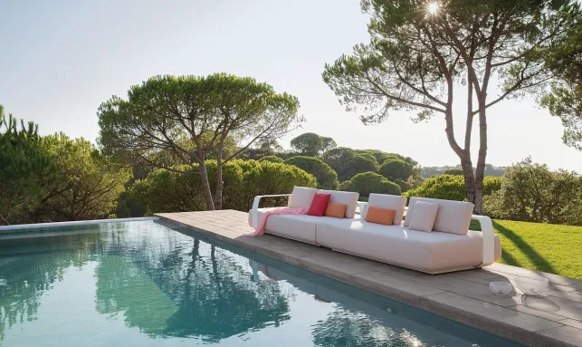 Salon d'extérieur, canapé au bord de la piscine