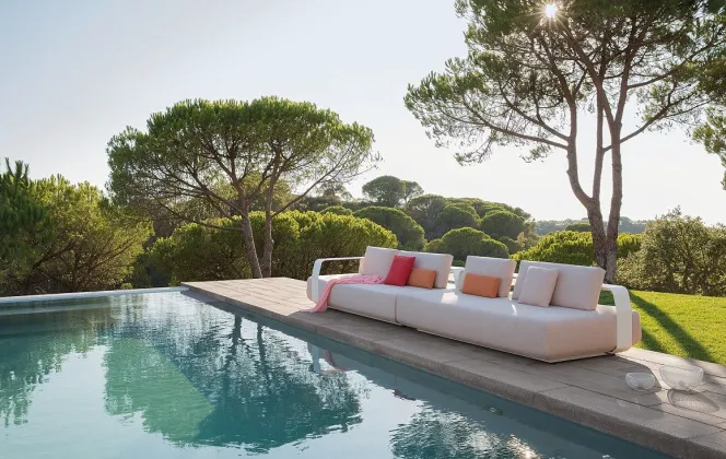 Salon d'extérieur, canapé au bord de la piscine © Minotti