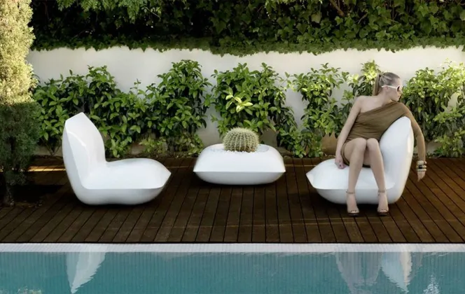 Ce salon de jardin de la marque espagnole Vondom au design futuriste offrira une aura hors pair à votre terrasse. © Vondom