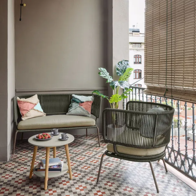 Un salon extérieur design pour le balcon