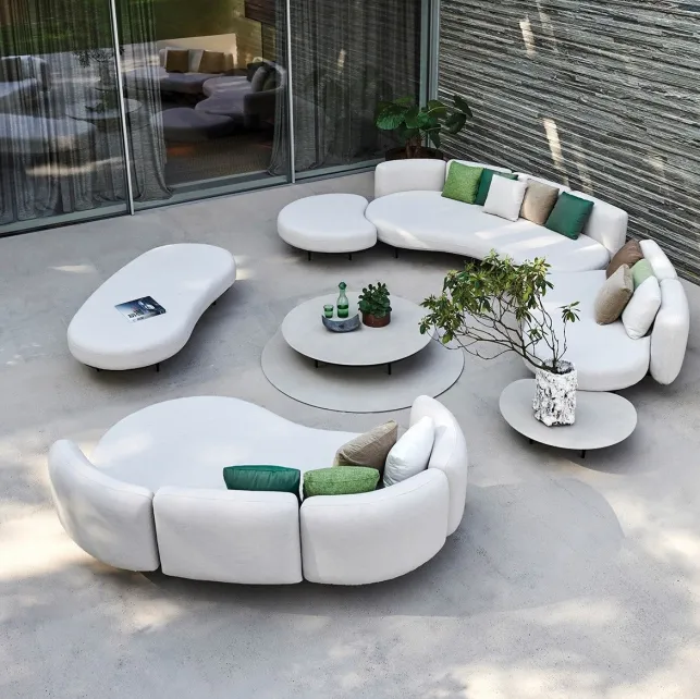 Un salon de jardin extérieur minimaliste et luxueux
