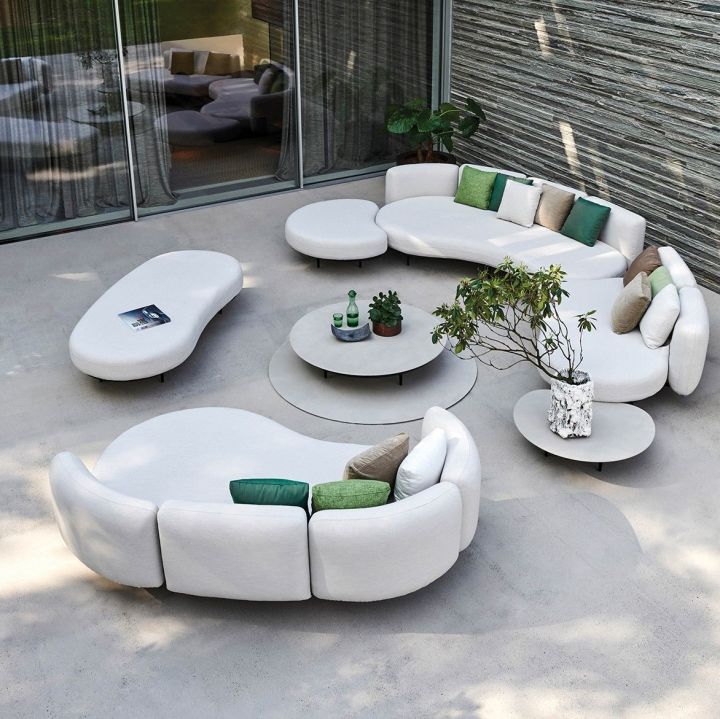 Un salon de jardin extérieur minimaliste et luxueux Un salon de jardin extérieur minimaliste et luxueux