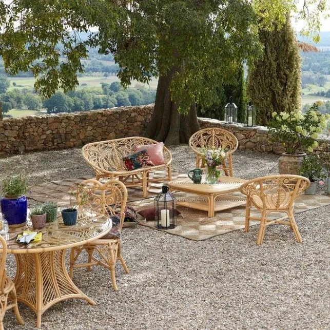 Un mobilier extérieur en rotin pour une terrasse bucolique