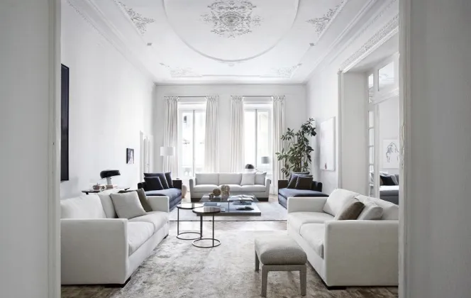 Ce magnifique salon haut de gamme sophistiqué et aux couleurs très pures dégage une ambiance apaisante. © Meridiani